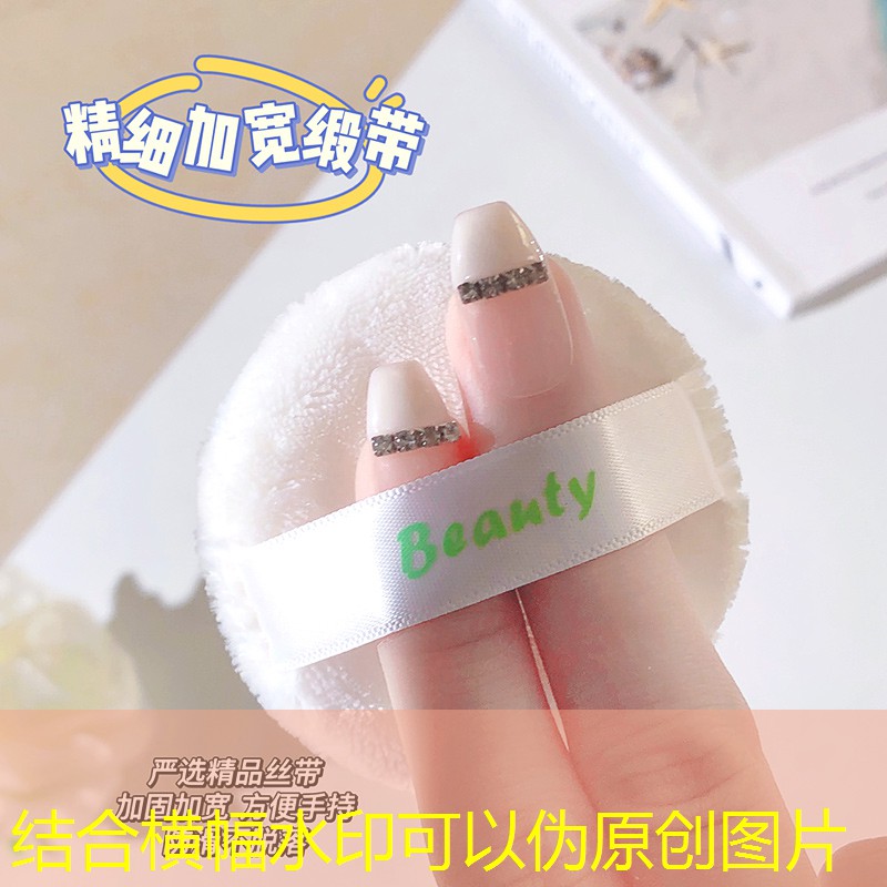 贴在天花板上的网球拍
